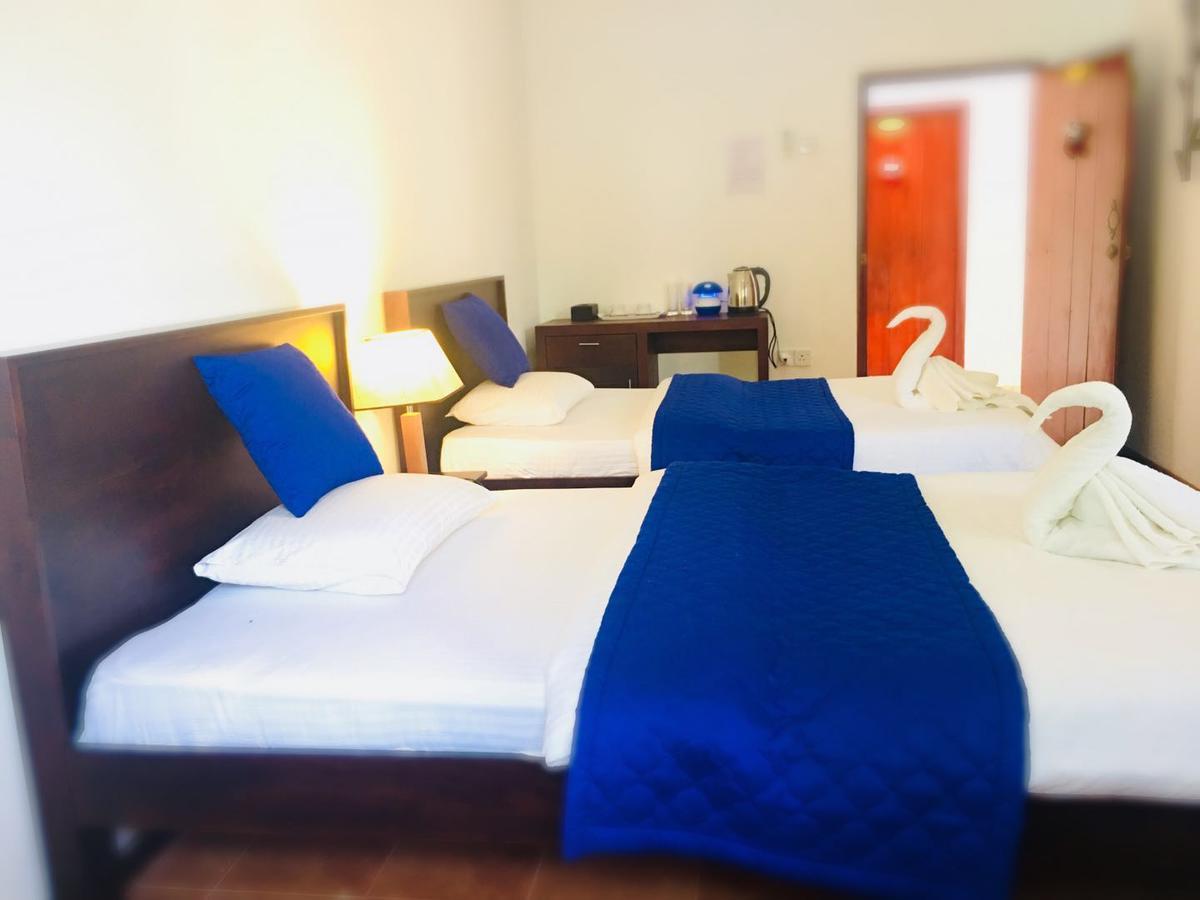 Blue Whale Holiday Hotel Mirissa Room photo